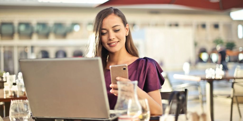woman making a sale with her affiliate marketing program